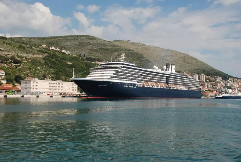 Kreuzfahrtschiff vor Dubrovnik