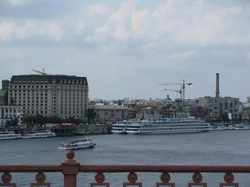 Flusskreuzfahrtschiffe auf dem Dnepr in Kiew