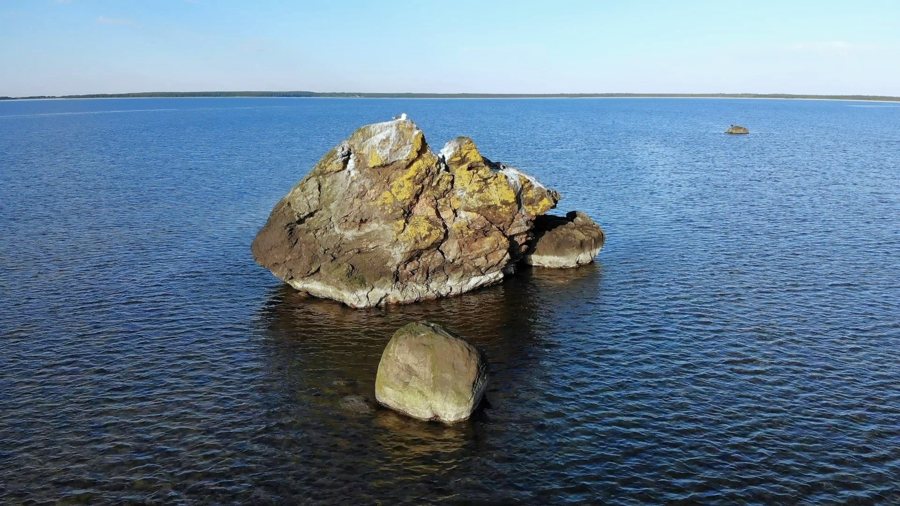 File:Neugrund breccia rock in Keibu bay, Estonia.jpg
