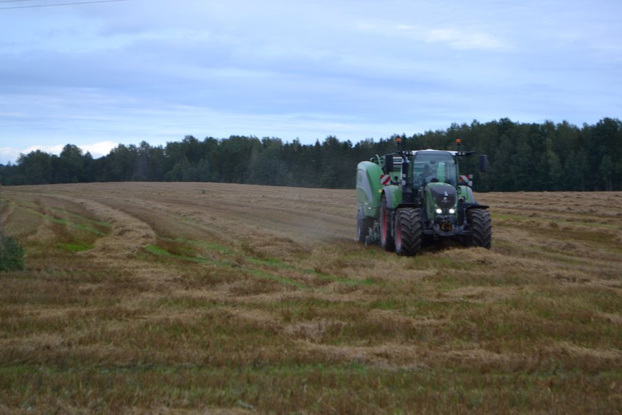 File:Traktor Juula külas põllul Raplamaal.jpg
