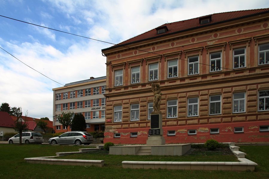 File:Základní škola a Mateřská škola Hořepník (01).jpg