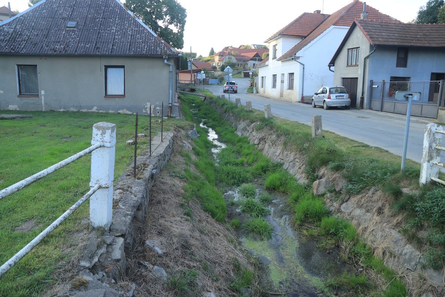 File:Overview of stream in Onšov, Pelhřimov District.jpg