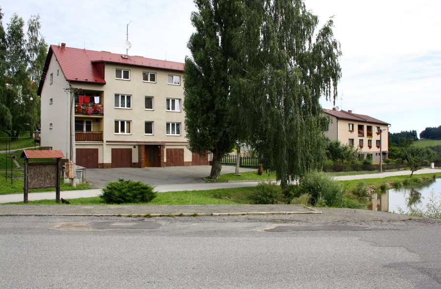 File:Krasíkovice, east pond.jpg
