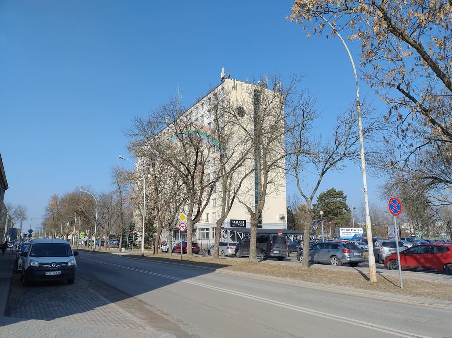 File:Stalowa Wola (ul. 1 Sierpnia 12) - Metalowiec.jpg