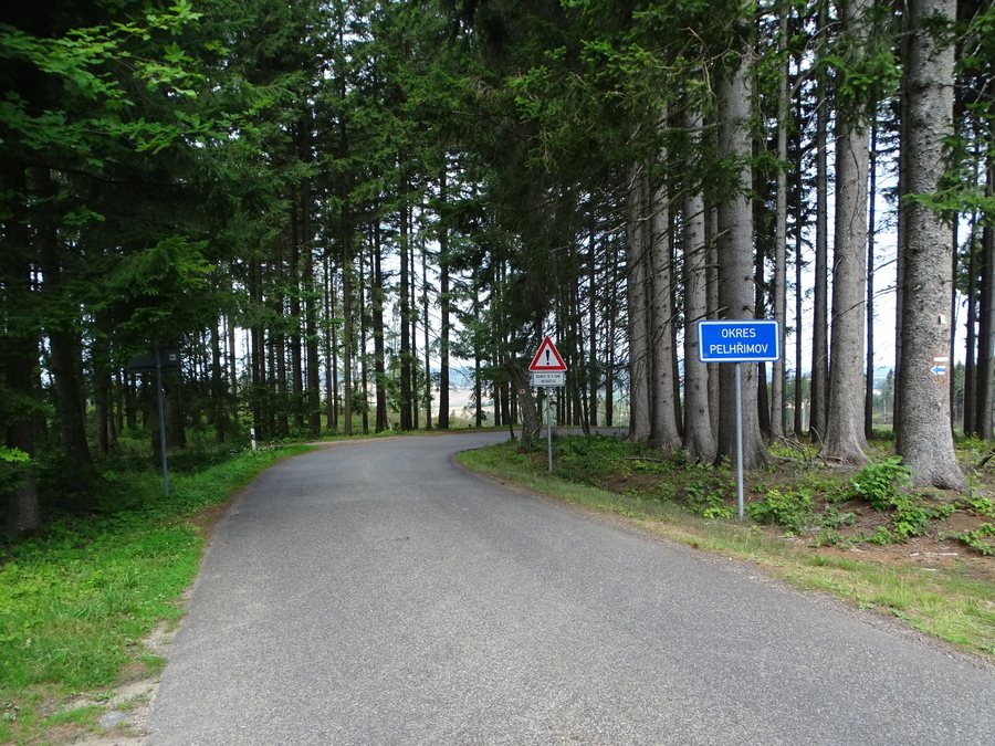 File:Věž-Leština a Čejov, silnice 34770, hranice okresů.jpg