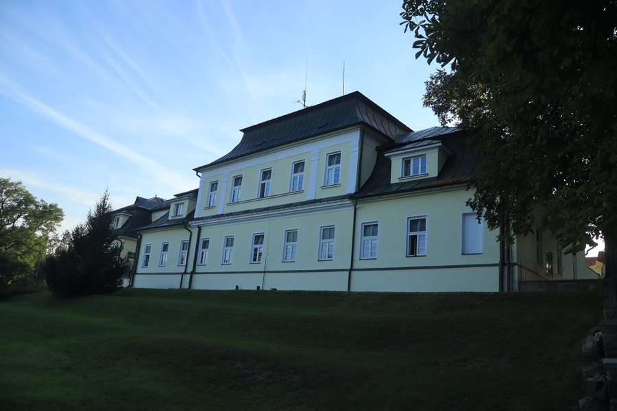 File:Front view of castle in Onšov, Pelhřimov District.jpg