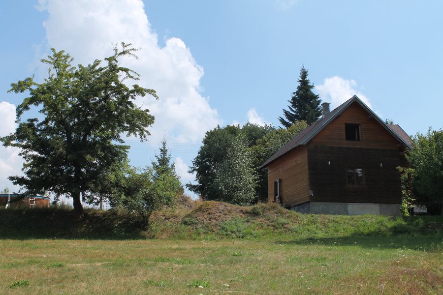 File:Nový Rychnov, Trsov, chata u čp. 5 (2018-08-02; 01).jpg