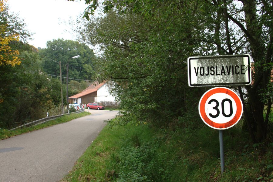 File:Vojslavice, začátek obce.jpg