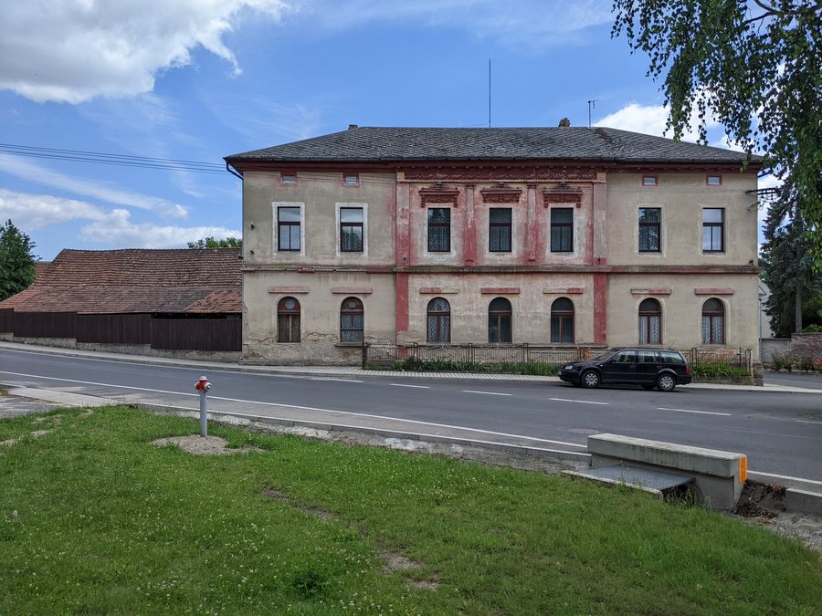 File:Libkovice pod Řípem - usedlost čp. 34 (stav červen 2024).jpg
