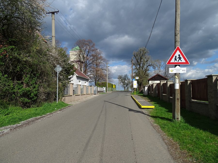 File:Máslovice, Pražská, autobusová zastávka.jpg