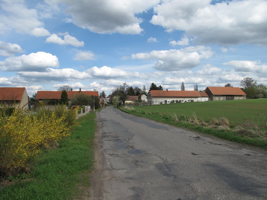 File:Mančice (Dolní Chvatliny), pohled na ves.jpg