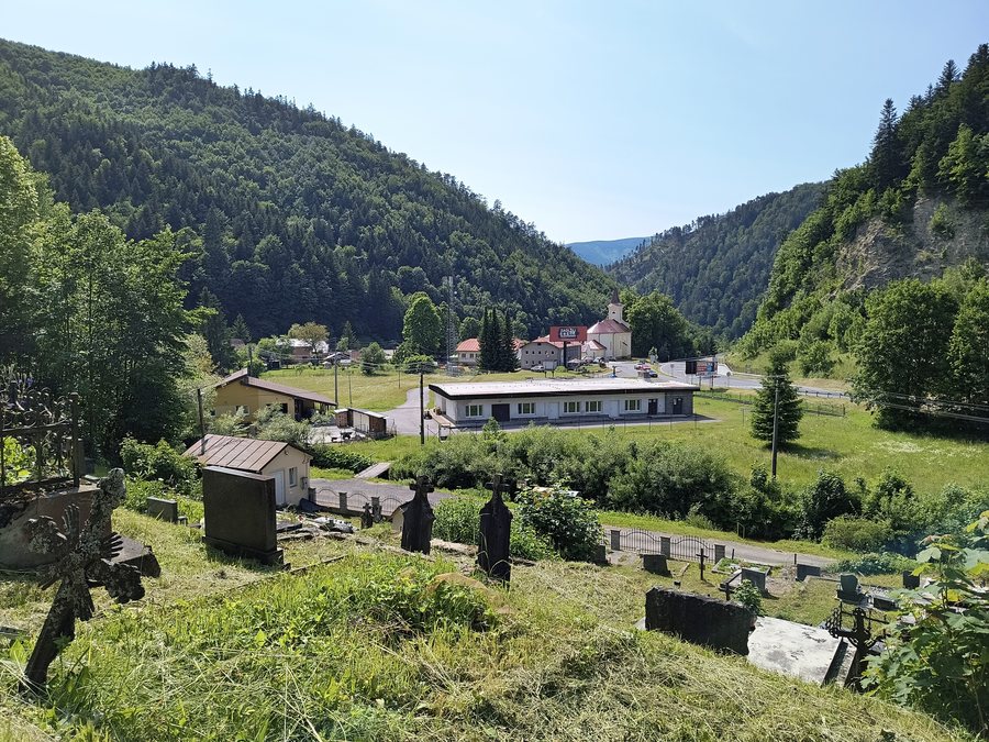 File:Motyčky, Slovensko - pohľad z cintorína.jpg