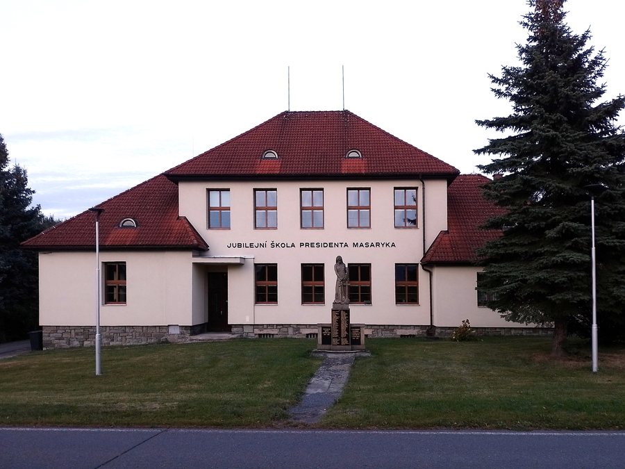 File:Trojanovice, Jubilejní škola presidenta Masaryka.jpg