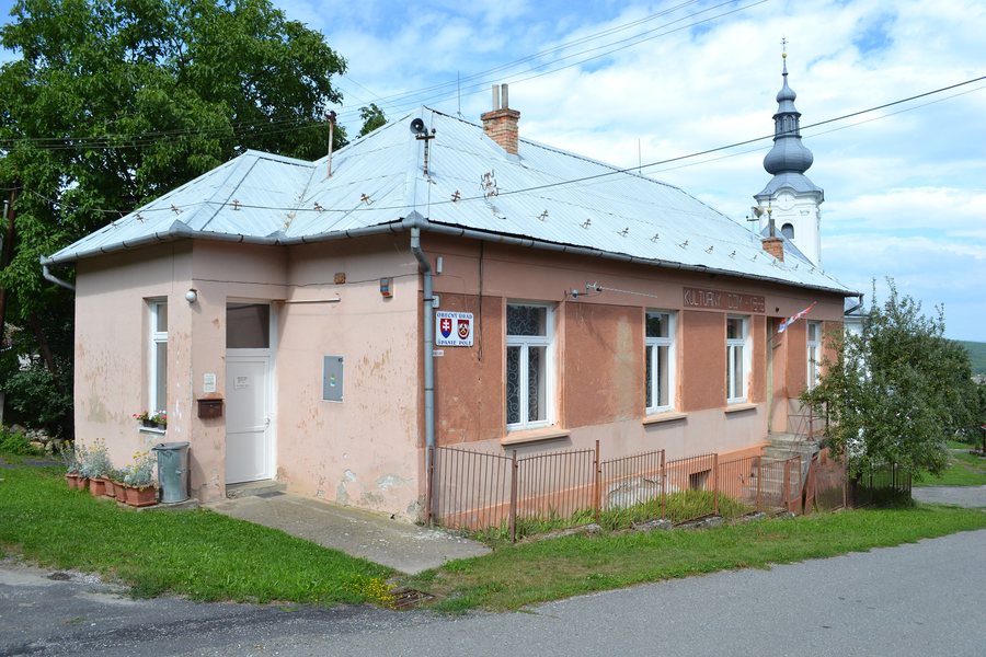 File:Španie Pole - Obecný úrad -a.jpg