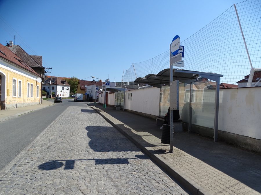 File:Kralovice, Boženy Němcové, zastávka Kralovice 3 - 5.jpg