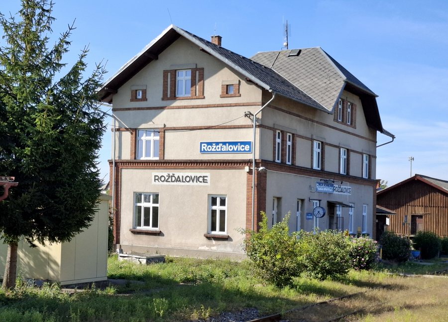 File:Railway station Rožďalovice, Czechia.jpg