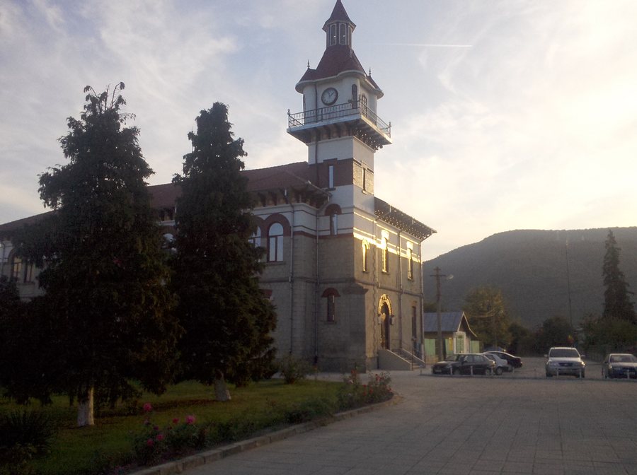 File:Ajuntament de Târgu Ocna.jpg