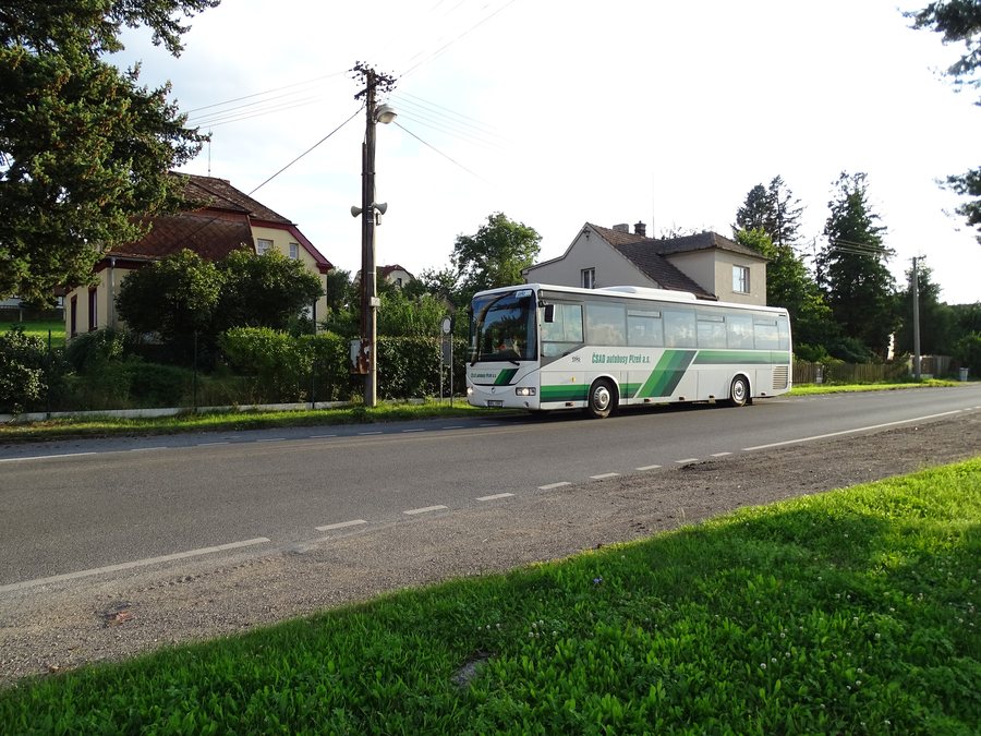File:Bušovice, Sedlecko, autobus.jpg