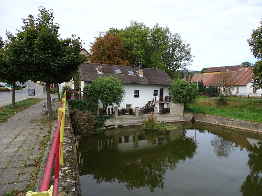 File:Kounov (RA), Velký rybník, čp. 188.jpg
