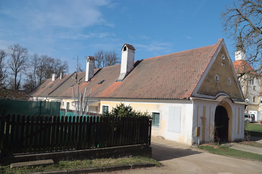 File:Overview 2 of castle buildings of Budkov castle in Budkov, Třebíč District.jpg