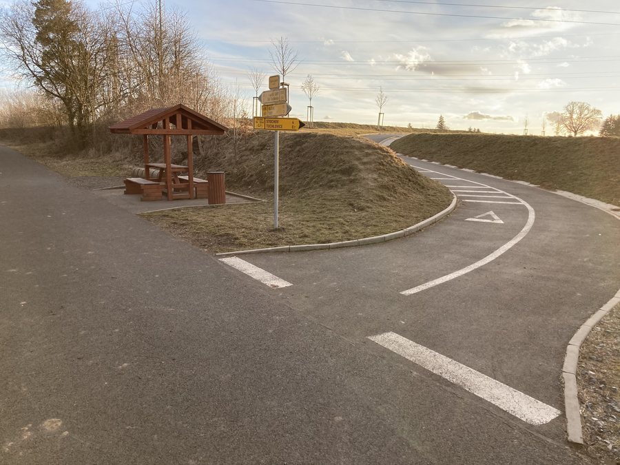 File:Cyklostezka 8185 - odbočka na Tuchlovice.jpg