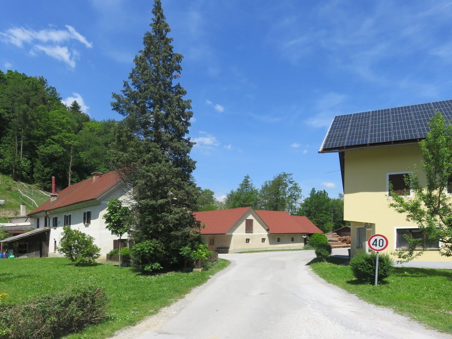 File:Loke Tabor Slovenia - Ropert 1.jpg
