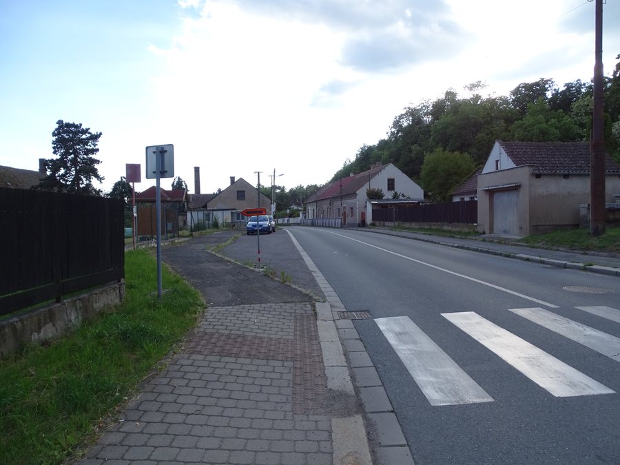 File:Týnec nad Labem, Bělohorská, zastávka Bílá Hora.jpg