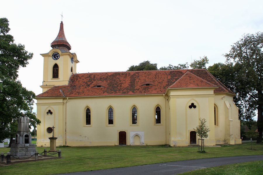 File:Ves Touškov, church.jpg