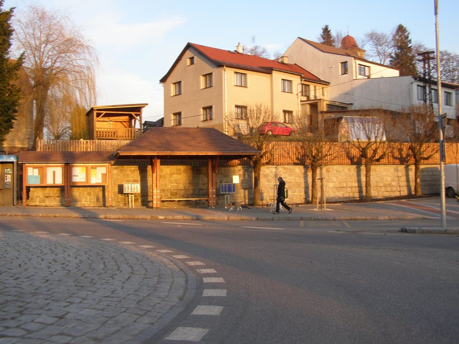 File:Náves Jenišovice u Jablonce nad Nisou - zastávka autobusů.JPG