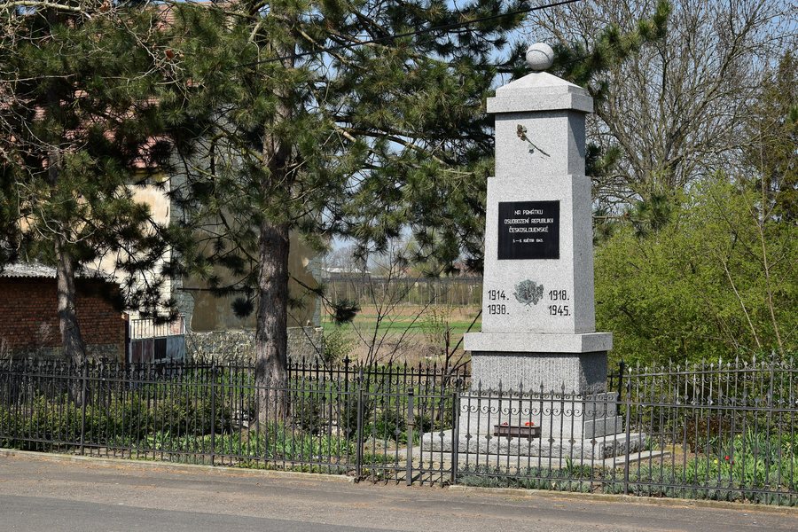 File:Mradice 2020-04-17 Pomník.jpg