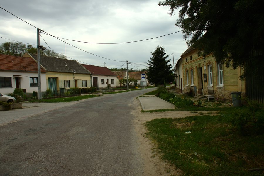 File:Kyjovice, cesta III.jpg