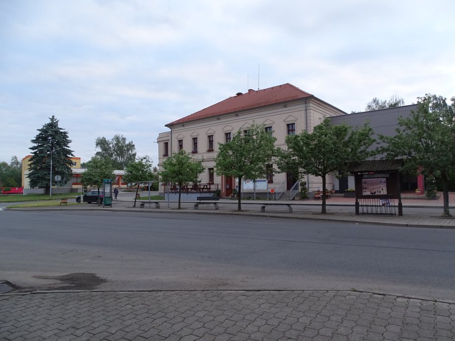 File:Chotětov, Husovo náměstí, zastávka a úřad městyse.jpg