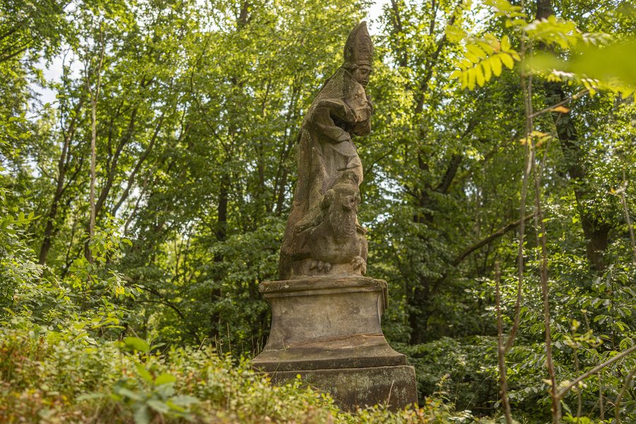 File:Socha sv. Prokopa mezi Libosovicemi a Podkosti-07-2023-podkost.jpg
