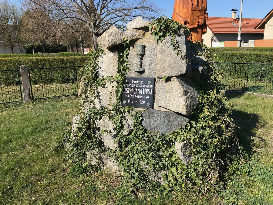 File:Overview of Jan Hus memorial in Písty, Nymburk District.jpg