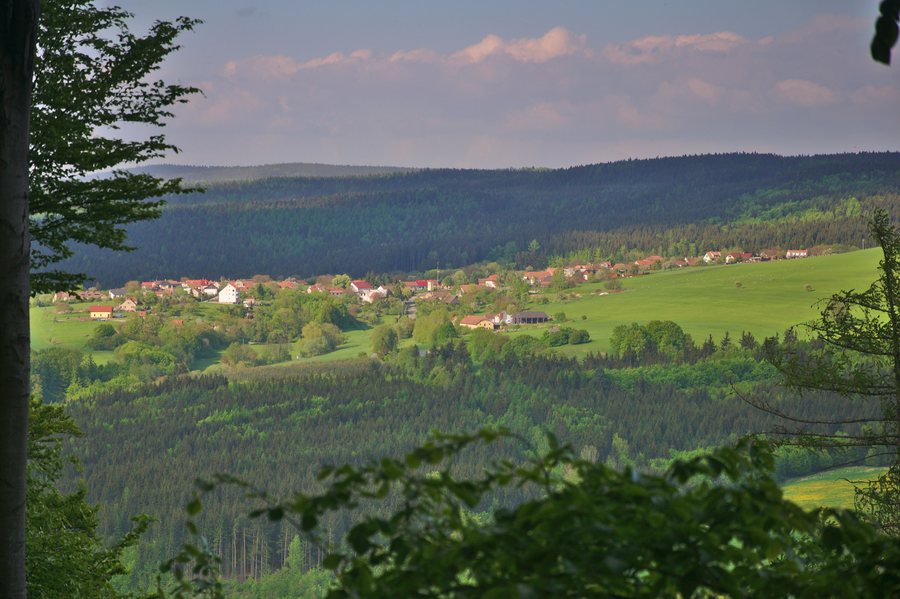 File:Pohled na Velenov ze skalky jihozápadně od Valchova, okres Blansko.jpg