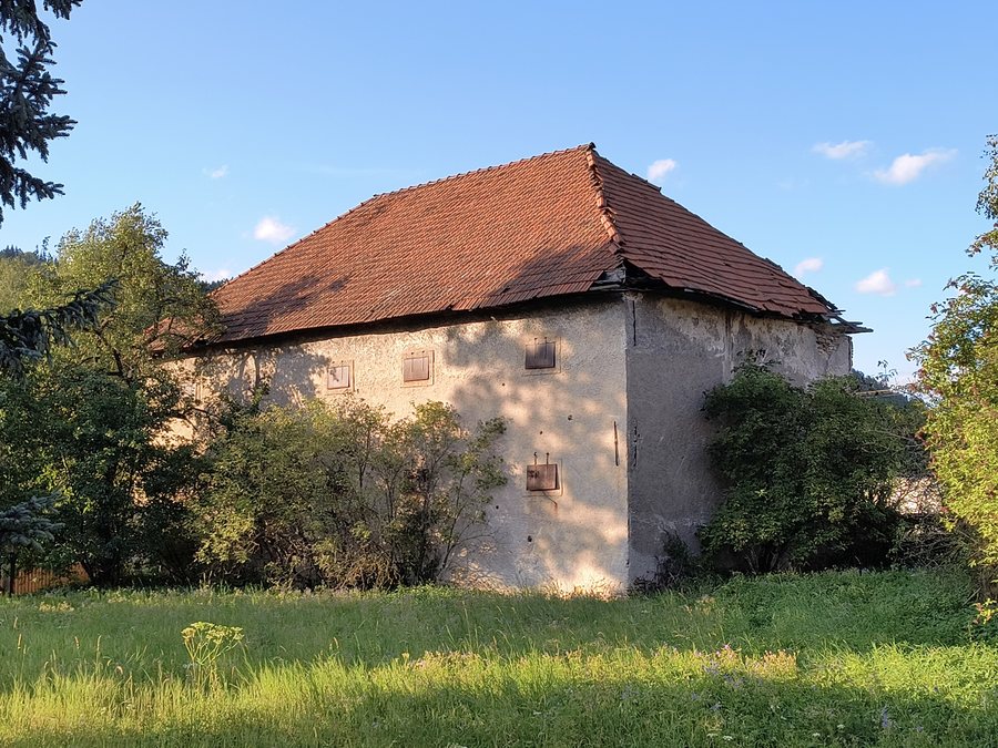File:Vlachy, Slovakia - Granary near the manor-house.jpg