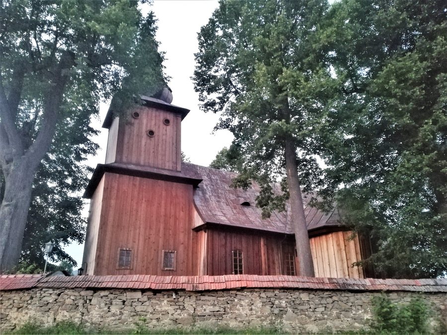 File:Saint Anthony the Great church in Męcina (1).jpg