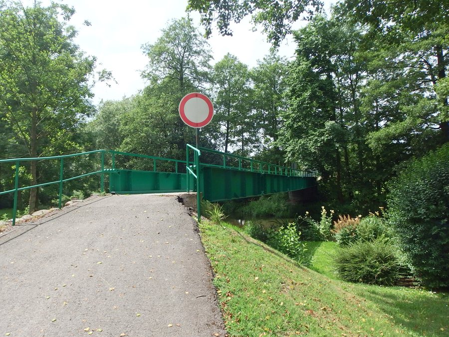 File:Sázava (ZR), lávka pro pěší.jpg