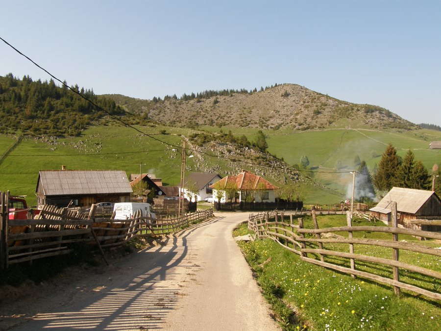 File:Case în Fundata, România - panoramio.jpg