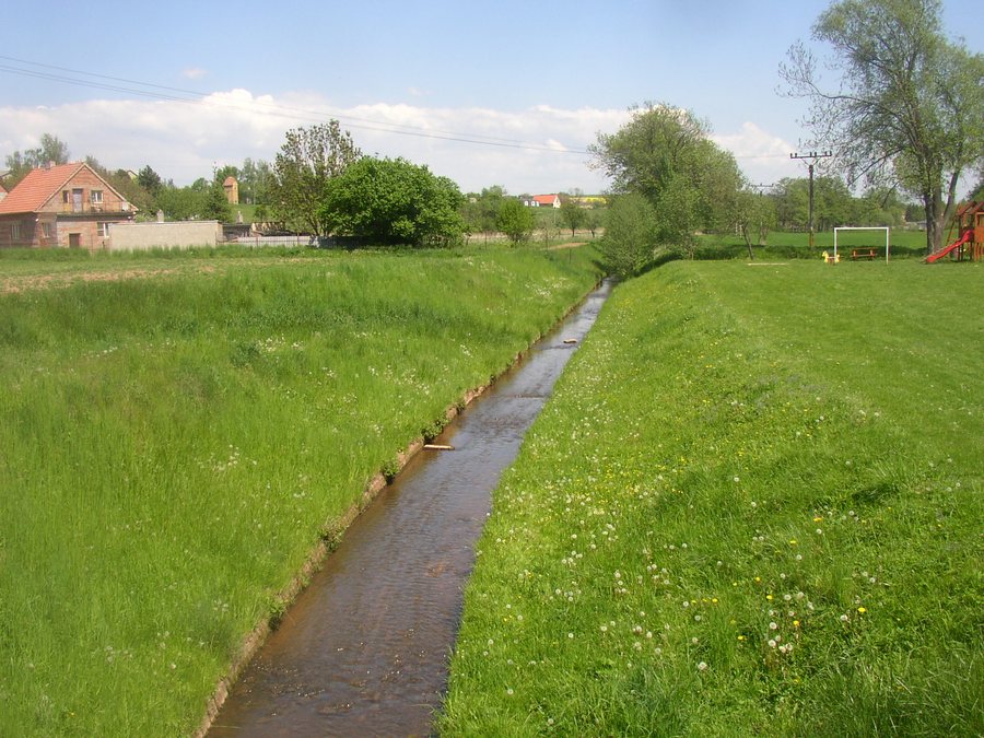 File:Kutrovice CZ Bakovsky potok view downstream from bridge 181.jpg