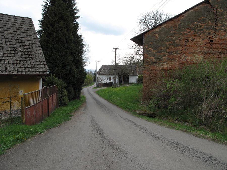 File:Struhadlo (Bezděkov), cesta II.jpg