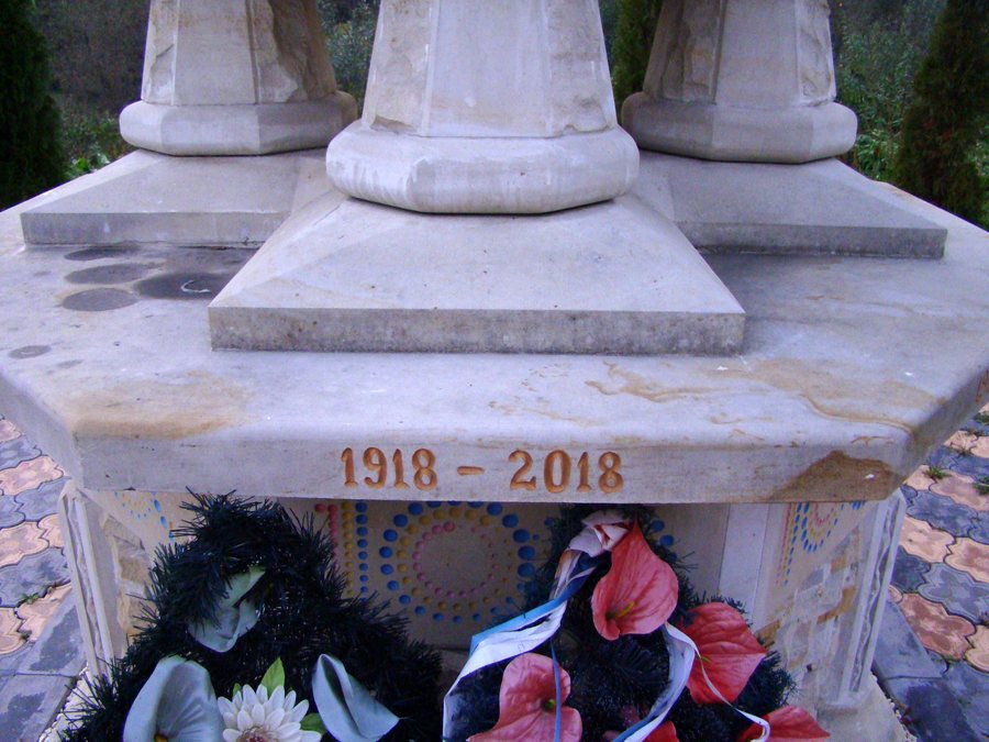 File:RO NT Monumentul eroilor din Tarcău (5).jpg