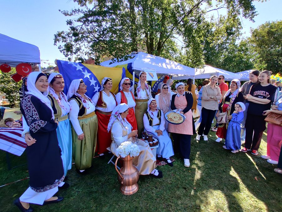 File:Bosnian women (folklore group) in traditional dress, traditional food 03.jpg
