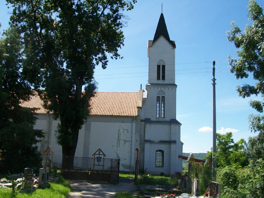 File:Holiša - Kostol Narodenia Panny Márie (1).jpg