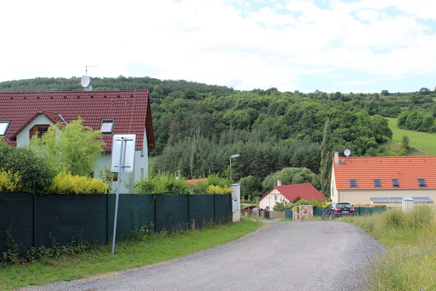 File:255 Mořina začátek obce S.jpg