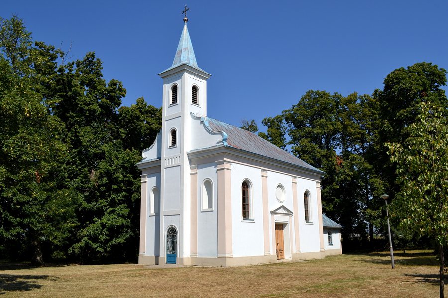 File:Slovenský Grob kaplnka Sedembolestnej 01.jpg