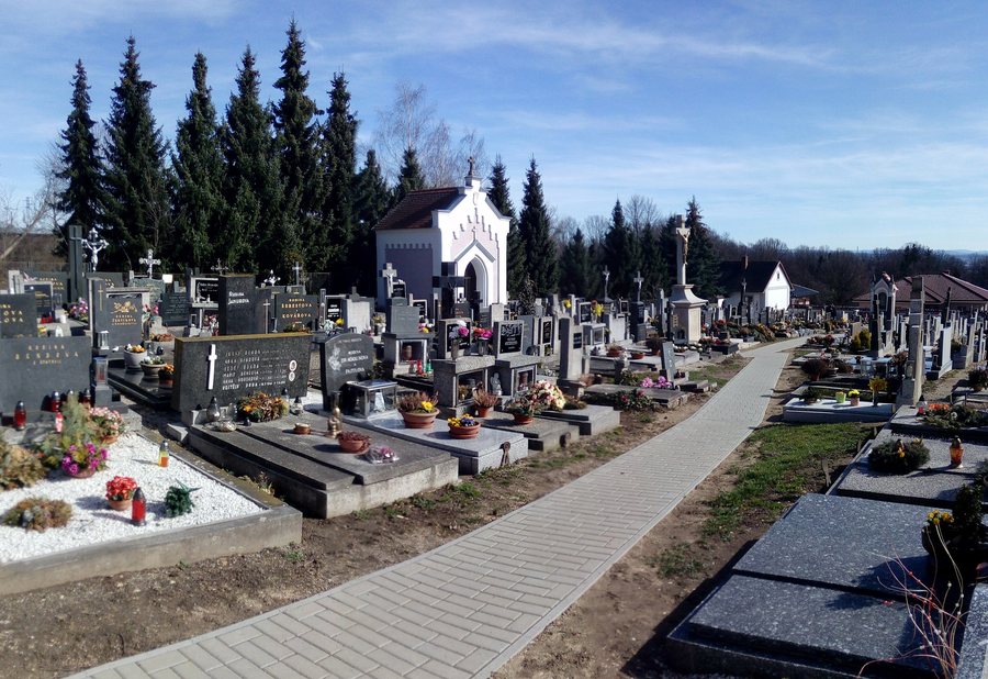 File:Hosín, cemetery (01).jpg