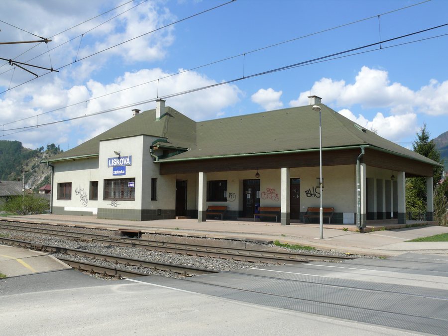 File:Lisková railway halt, railway line 180, Slovakia, April 25, 2015.jpg