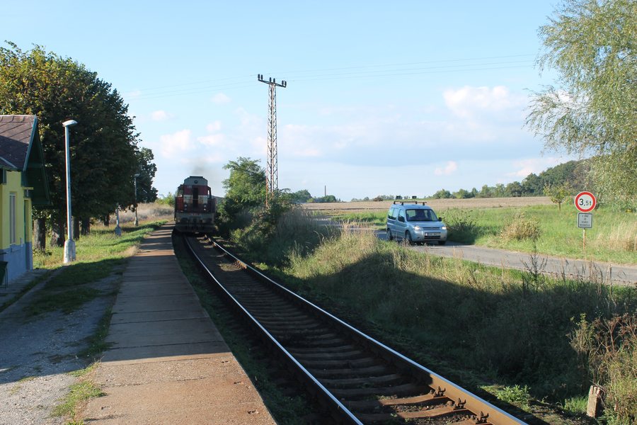 File:Všejany, zastávka, 2013 (01).jpg