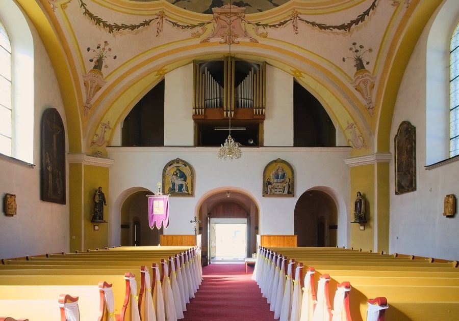 File:Liptovské Revúce kościół wnętrze empora2025.jpg